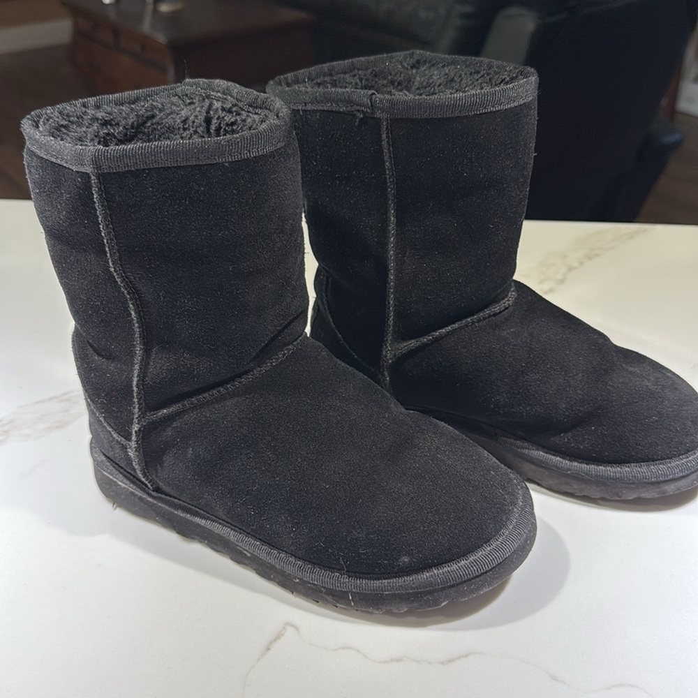 🥳🥳UGG Classic Short Boot, Authentic, Leather & Genuine Sheepskin, Size W5